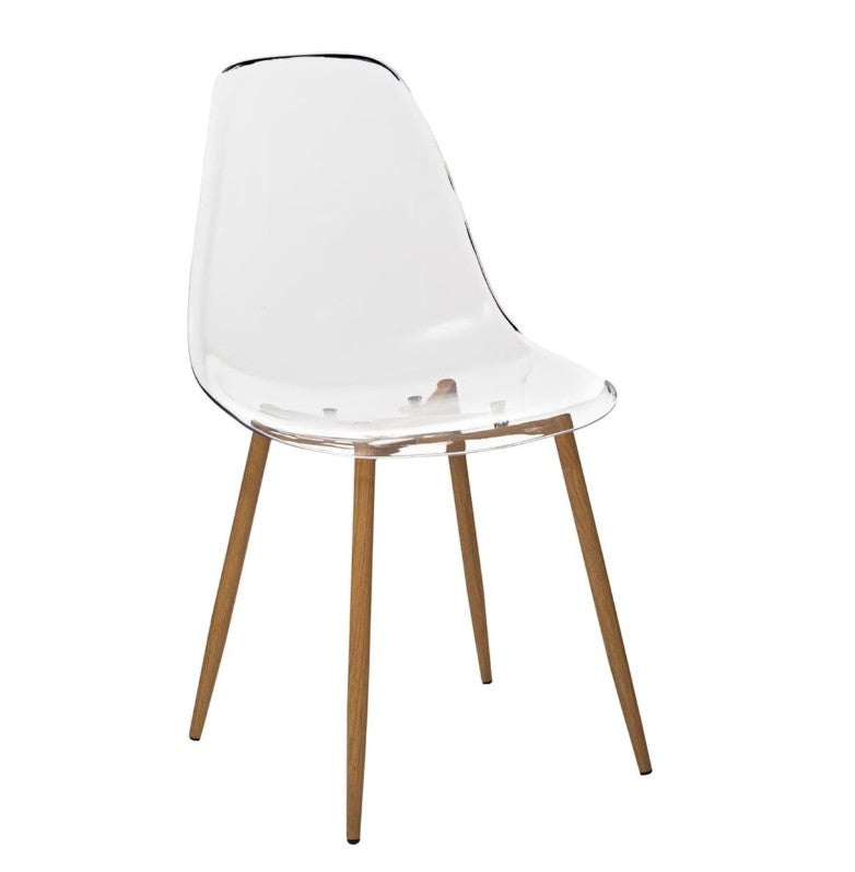 Chaise en plastique transparente