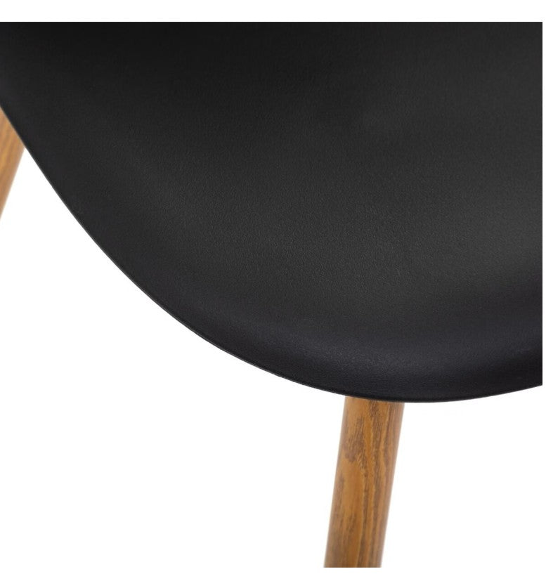 Chaise en plastique noire