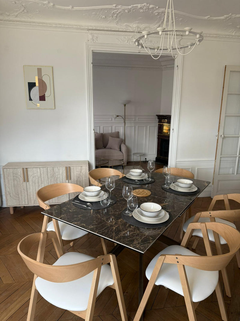 Salle à manger, prête à louer dans Paris